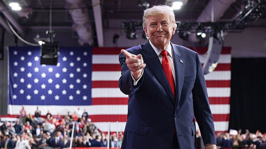 Trump rassemble la foule de New York pour la candidature du républicain Bruce Blakeman pour remplacer la gouverneure Kathy Hochul
